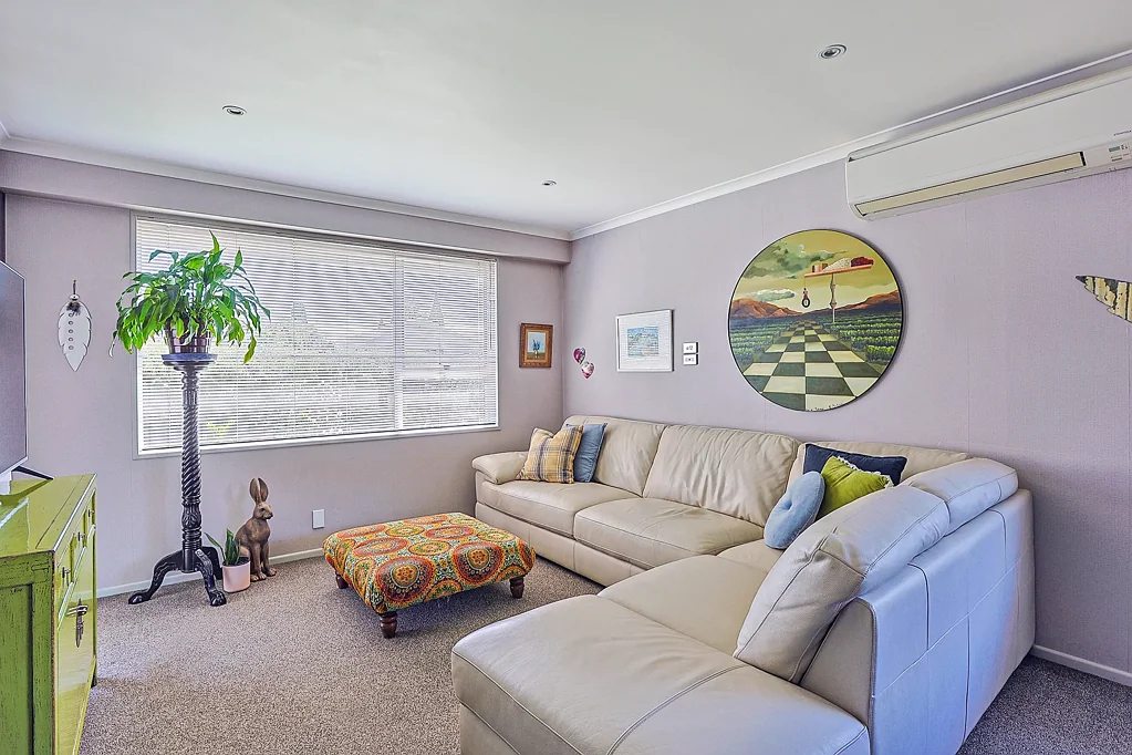 Hastings 2Kwarto Above Average Modern Standout