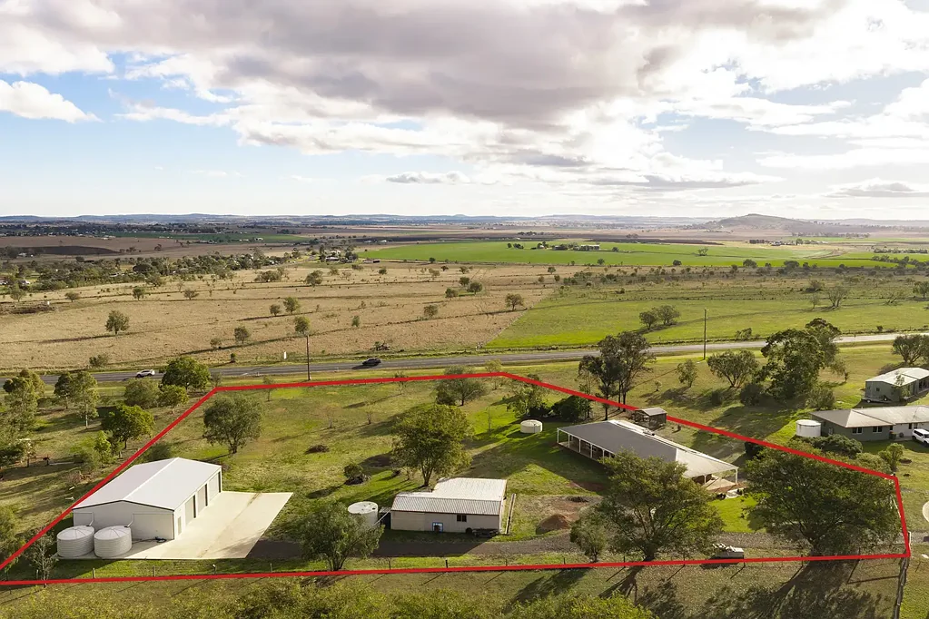 Vale View 4Moenga Spacious Quality Homestead On Sprawling 9793m2 Allotment with Ample Sheds