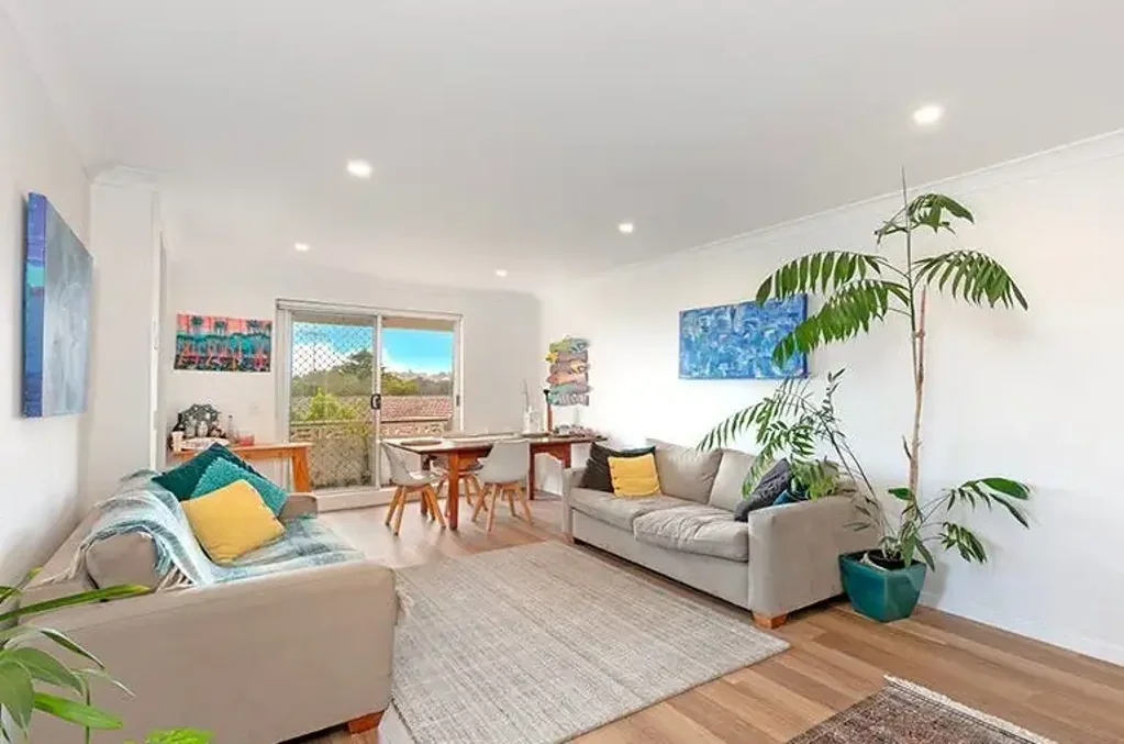 Sunlit Top Floor Three Bedroom Apartment