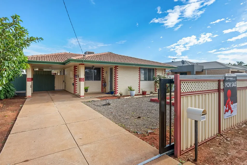 Piccadilly 3房  Move-In Ready Brick Home in Sought-After Piccadilly