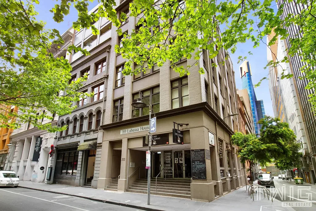Melbourne 1房 墨尔本CBD中心 宽敞仓库式公寓 全面翻新 宁静舒适空间 职场专业人士首选 黄金地理位置 现代生活便利 完美入门家或投资 New York Style Semi- Basement Apartment at Labassa House
