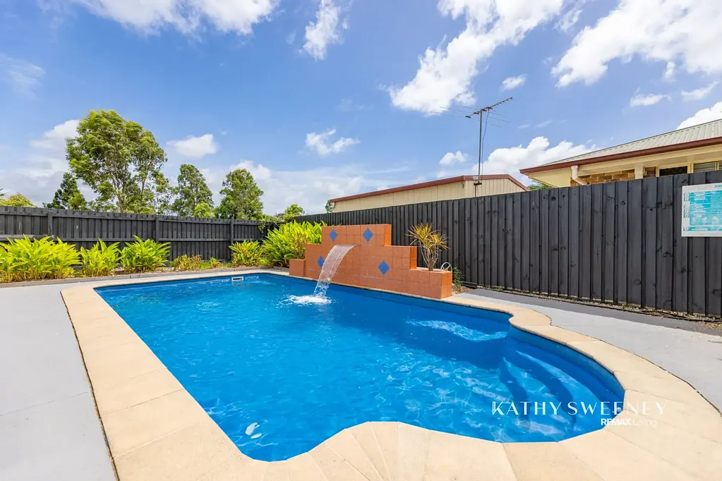 Burpengary 4房 完美的家庭绿洲 - 可直接入住，带泳池和私密空间！ Immaculate Family Oasis - Move-In Ready with Pool & Privacy!