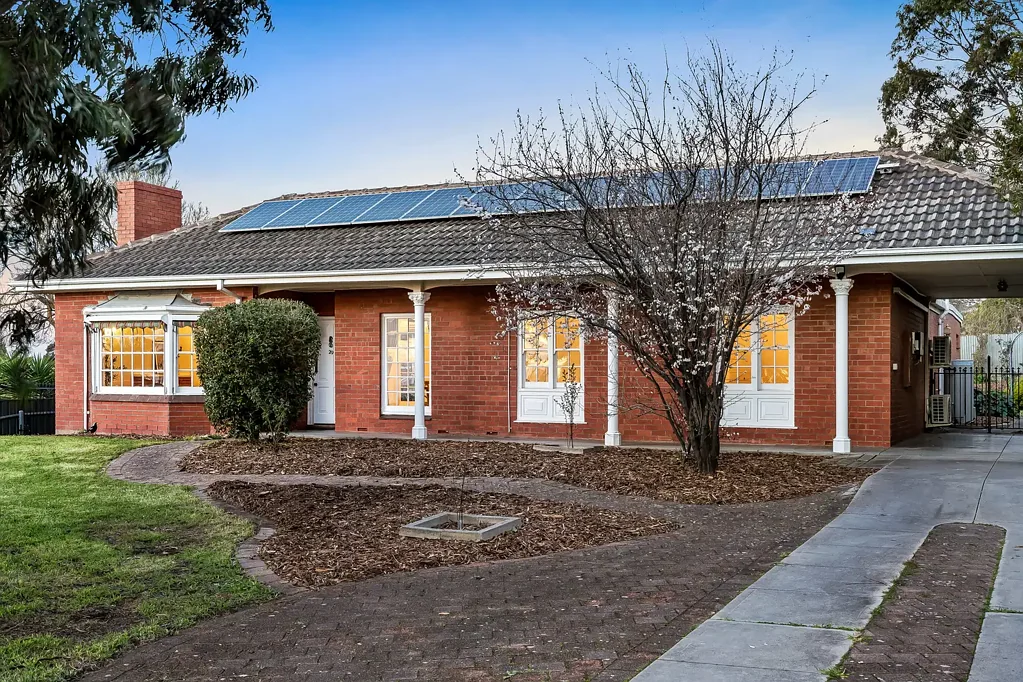Bellevue Heights 3房  Classic family comfort with stunning coastline views…