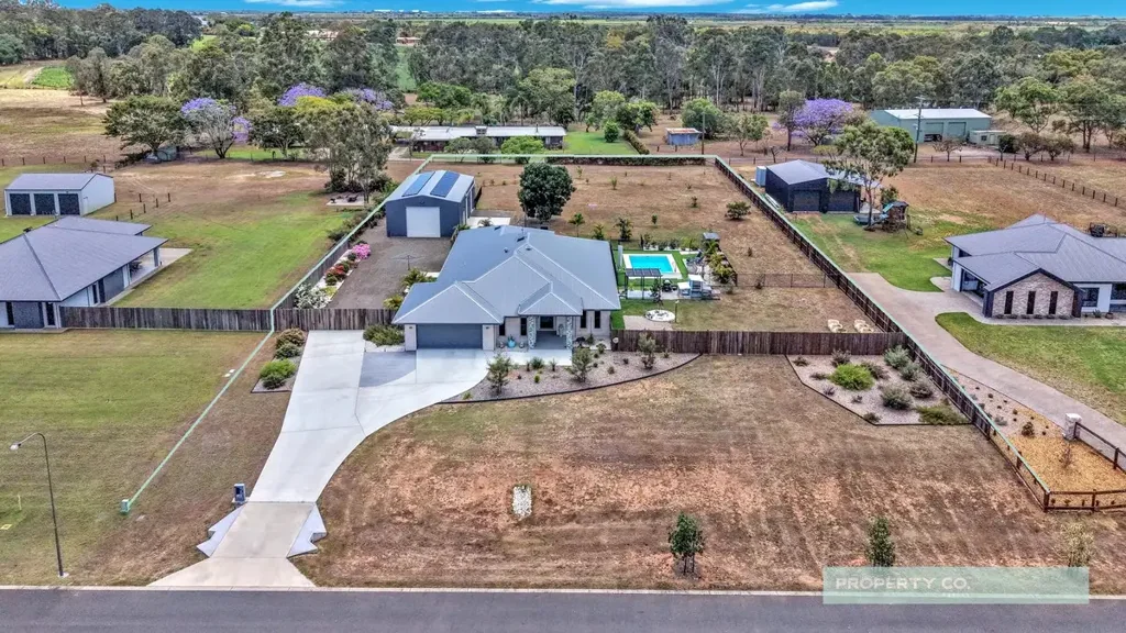 Gooburrum 4房  Luxury Small Acreage Living – Modern Family Oasis with Pool, Spa & Shed
