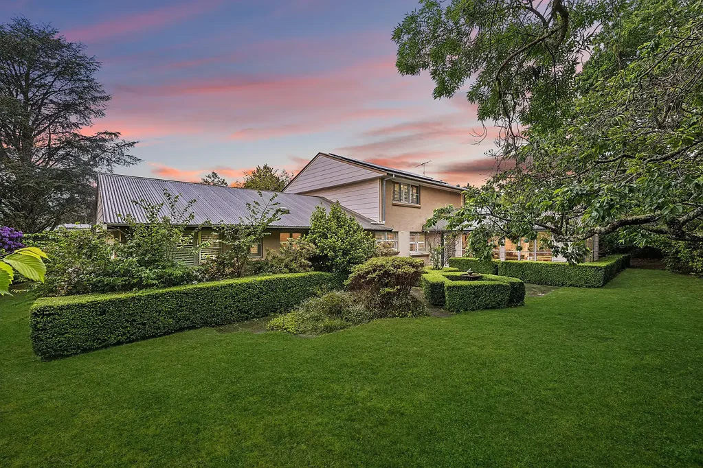 Wentworth Falls 6房 宽敞双层设计 家庭娱乐中心 高尔夫球场旁 成熟花园 私密优雅 水疗娱乐区 双车库储藏 灵活空间布局 Expansive golf course home of timeless elegance