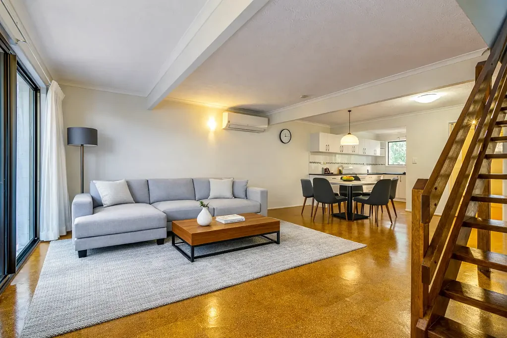 Springwood 3房 Springwood便利地段 三卧联排别墅 主卧带阳台 开放式厨餐区 独立洗衣房 带顶棚后露台 优质学区房 增值潜力佳 Affordable Entry into the Springwood Market!