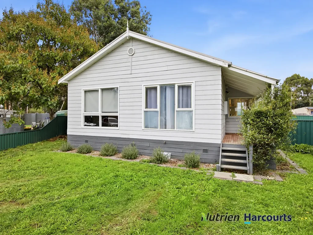 Flowerdale 3 Bedroom Charming 3 Bedroom Home in a Quiet Flowerdale Court