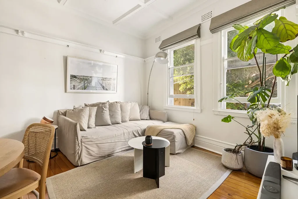 Classical apartment with leafy outlooks in Upton Court