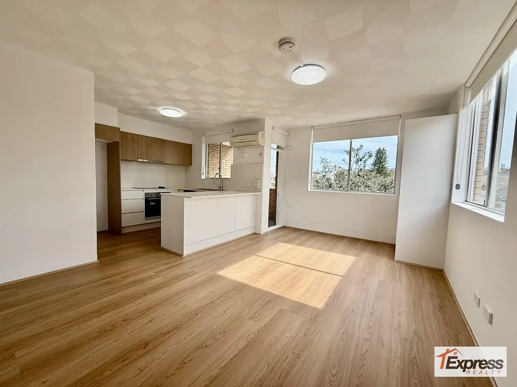 RENOVATED BEACHSIDE STUDIO WITH PARKING