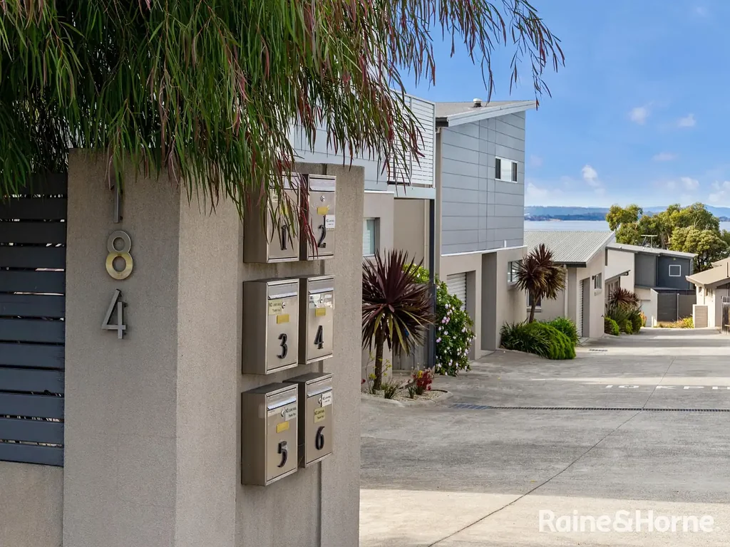 Blackmans Bay 3 Bedroom A Smart Balance of Comfort, Style and Simplicity