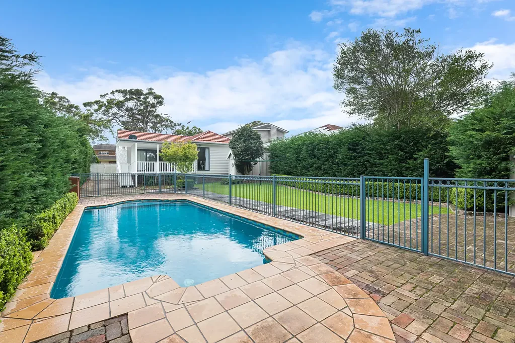 Woolooware 3房 Woolooware地段优越 670.3sqm阔地 双occupancy潜力 开放式起居 现代厨房 游泳池绿洲 便利生活配套 SINGLE LEVEL FAMILY HOME WITH DEVELOPMENT POTENTIAL (STCA)