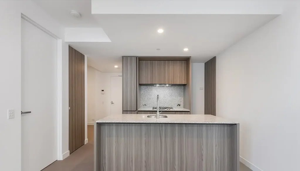 Lovely One-Bed Plus Study Apartment In Swanston Central