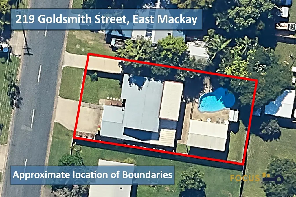 East Mackay 5房  SPACIOUS FAMILY HOME - POOL - SHED - 2 x KITCHENS & LIVING