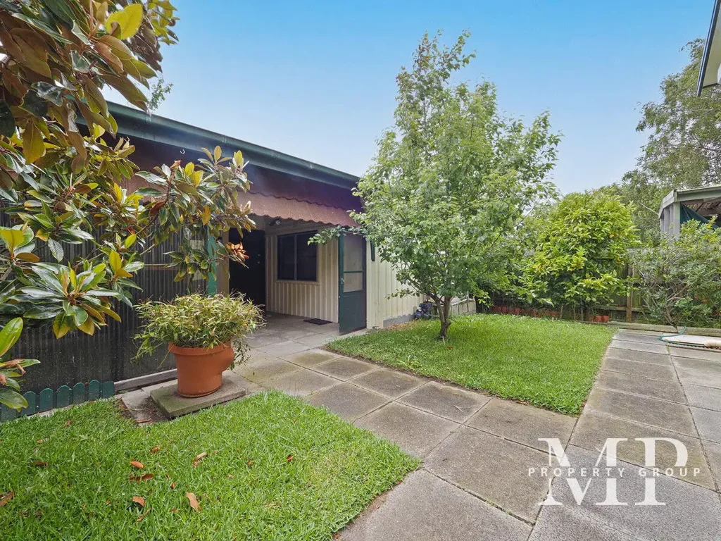 House with Studio in Heart of Rosebud