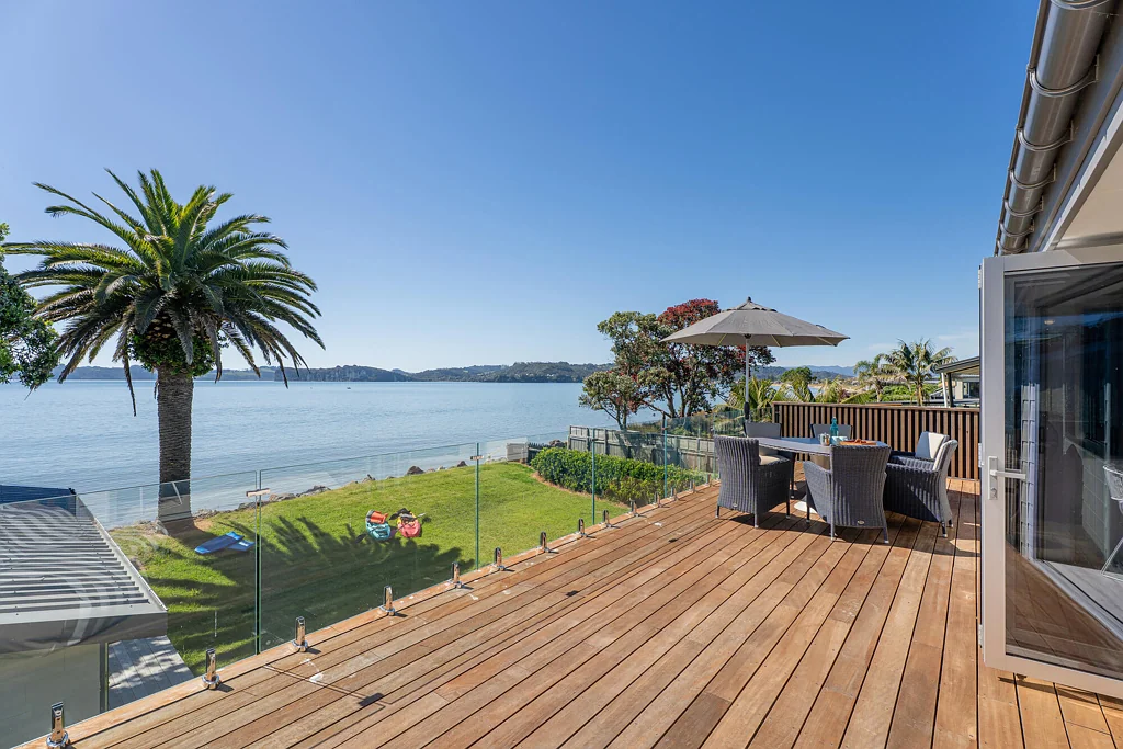 Whitianga 5 Slaapkamer SAND – SUN – SENSATIONAL! BEACHFRONT!