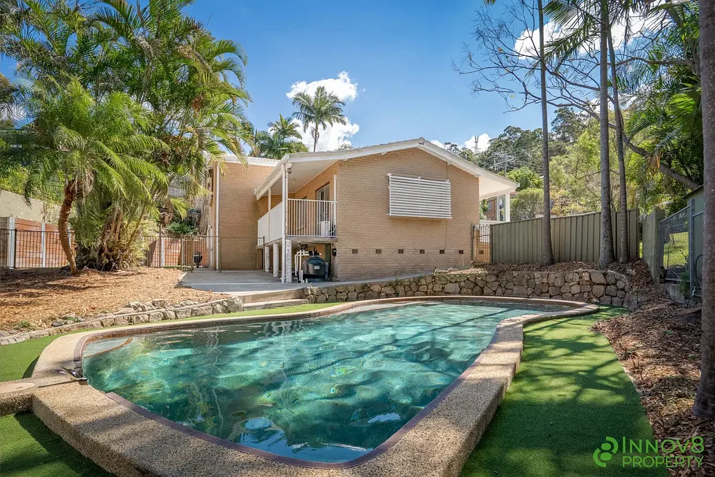 Eatons Hill 3Moenga The Perfect Renovator – Fabulous Split-Level Design, Huge 698m2 Block, Quiet Position & Enormous Pool…Simply Oozing Potential!