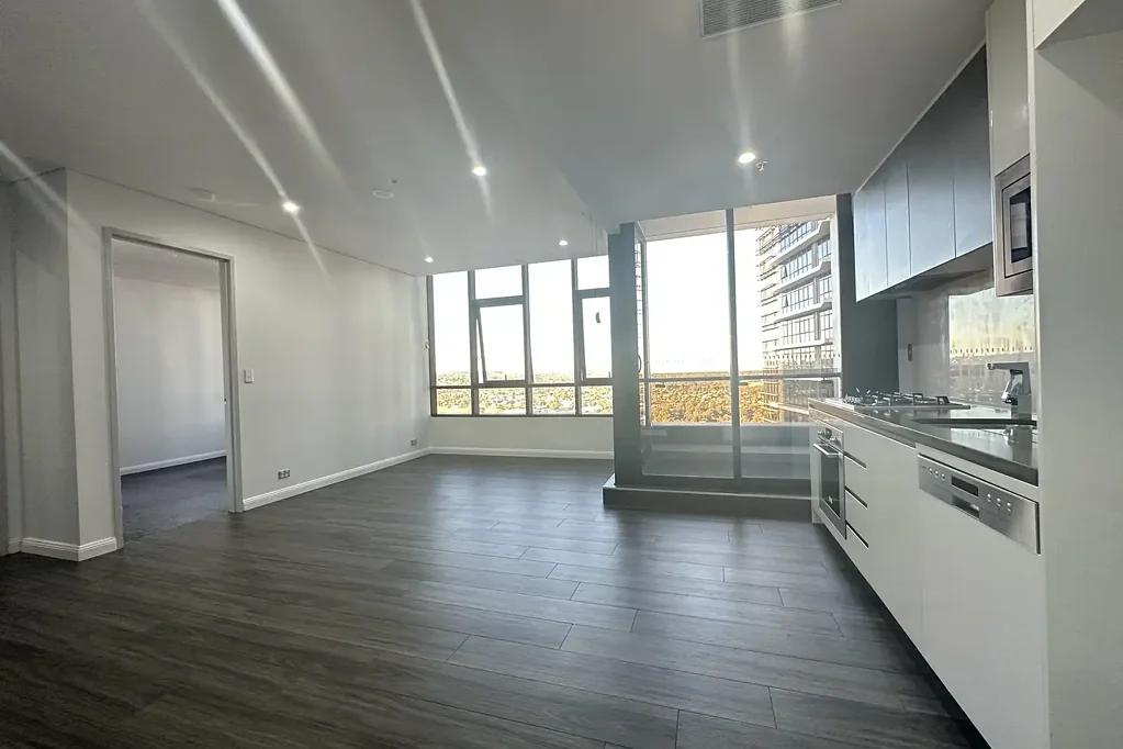 Luxury apartment with waterfront views right above Eat Street Parramatta!
