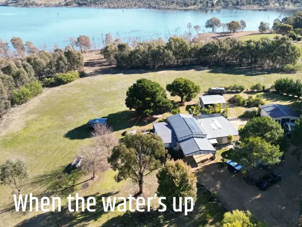 Mansfield 3房  The perfect lakefront family compound with room for a crowd!