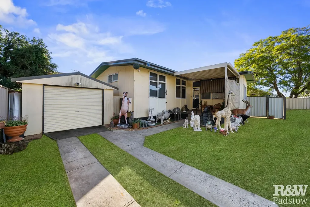 Revesby Heights 3ห้องนอน Renovate or rebuild on 569.1sqm with 26.21m Frontage