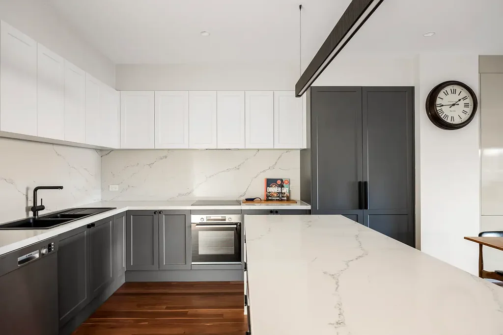 Newport 3房 中心地段奢居 开放式厨餐区 主卧带独立卫浴 安全单车位车库 私密景观后院 步行便利生活 Introducing 13A Elphin Street - A Home of Style, Comfort and Family Appeal