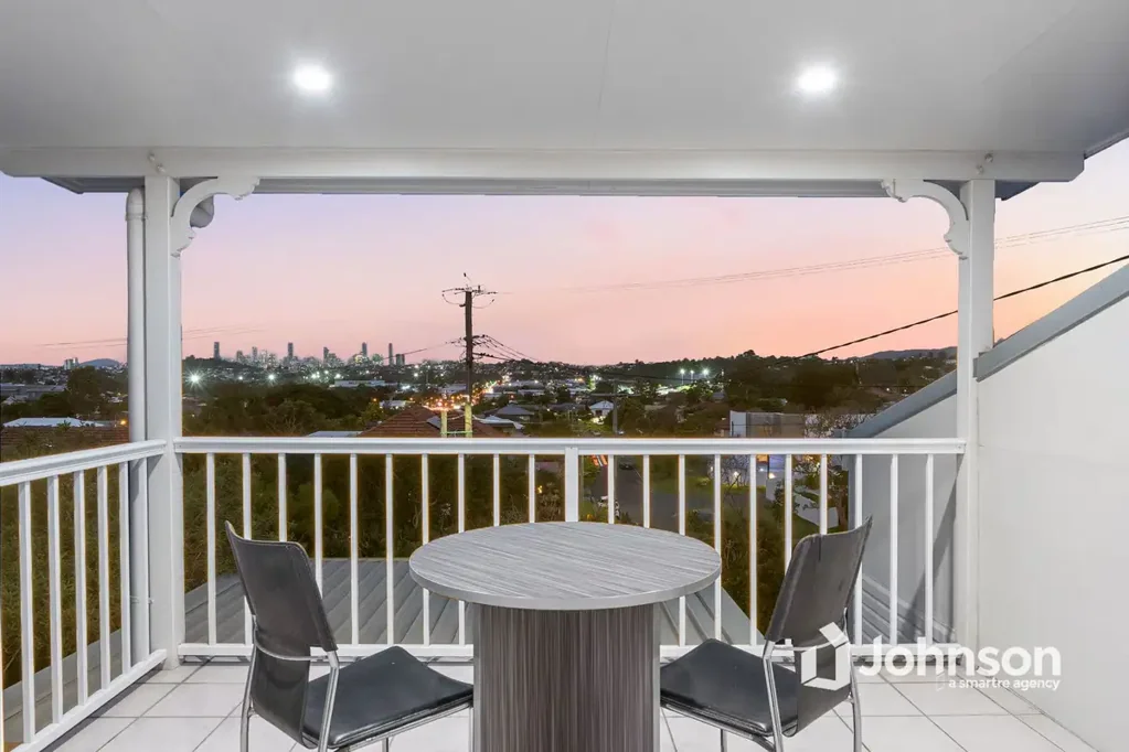 Stafford Heights 5બેડરૂમ Stunning Brisbane City Views with Dual Income Potential