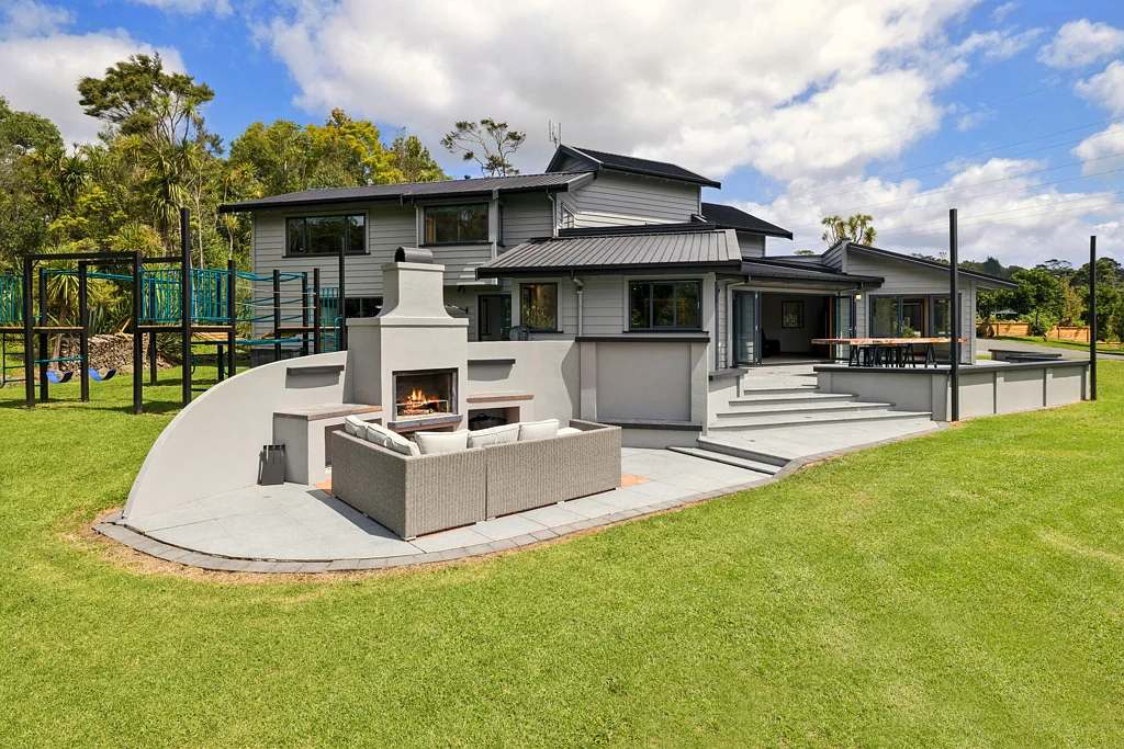 Dairy Flat Contemporary luxury on lush park-like grounds