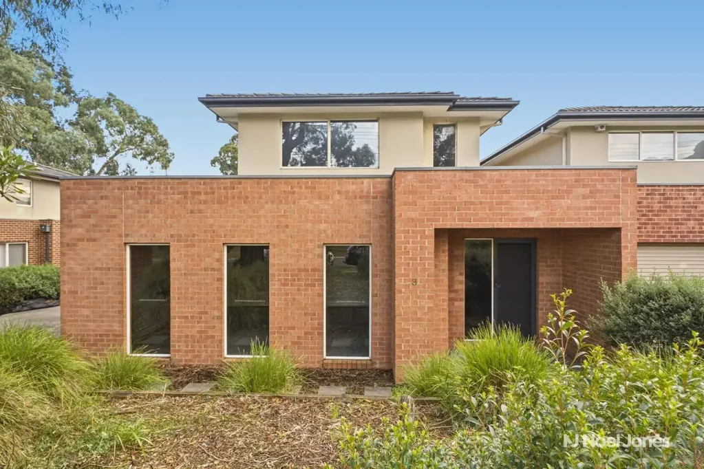 Supersized Street-Front Townhouse In A Central Croydon North Position