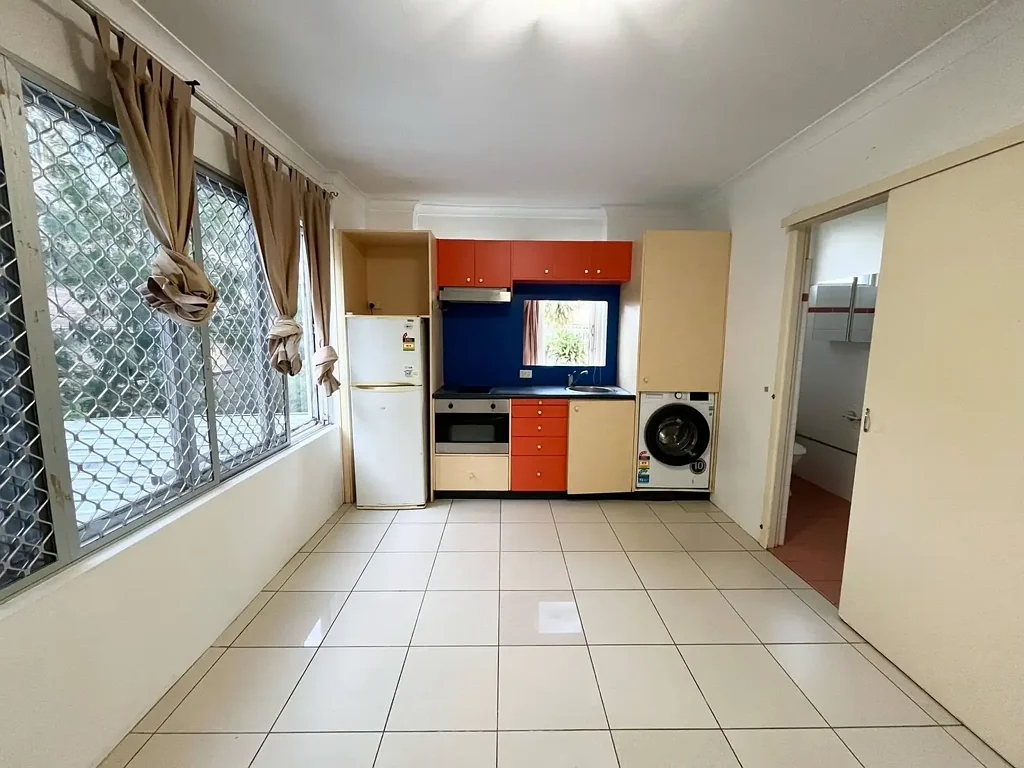 ONE BEDROOM APARTMENT - GREAT LOCATION!