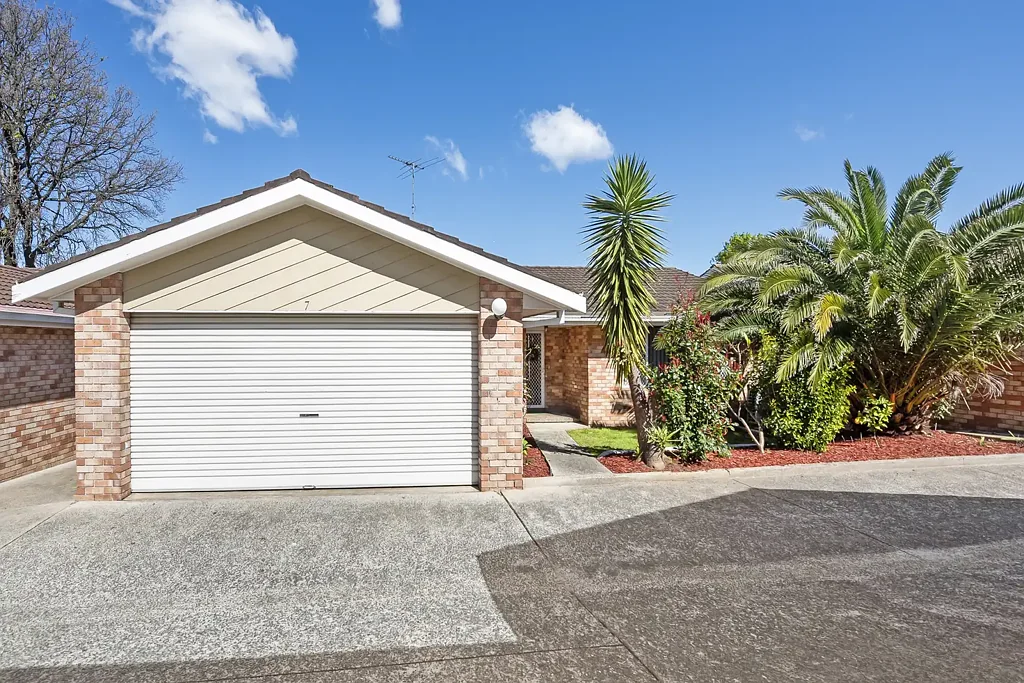 Condell Park 3 Bedroom Spacious 3-Bedroom Villa with Double Garage