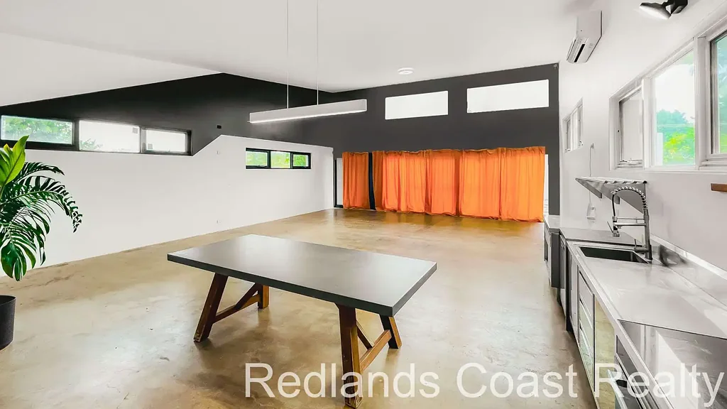 🌿HUGE SPACE- enough for 3 bedrooms using dividers! Architecturally Designed European-Style Home – Lucas Drive, Lamb Island