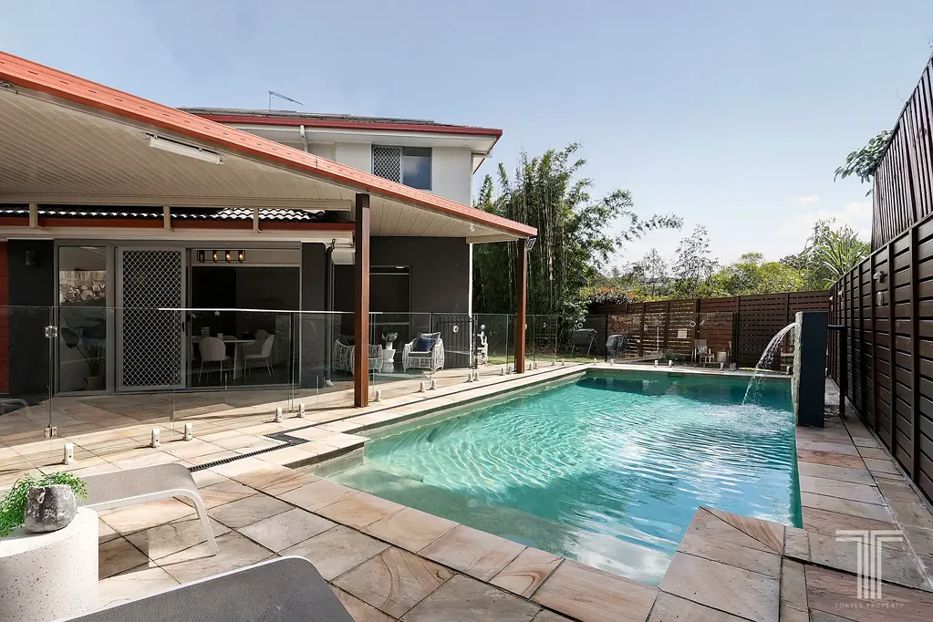 Carindale 5Phòng ngủ Family Oasis on a Dual Street Access Hilltop Lot