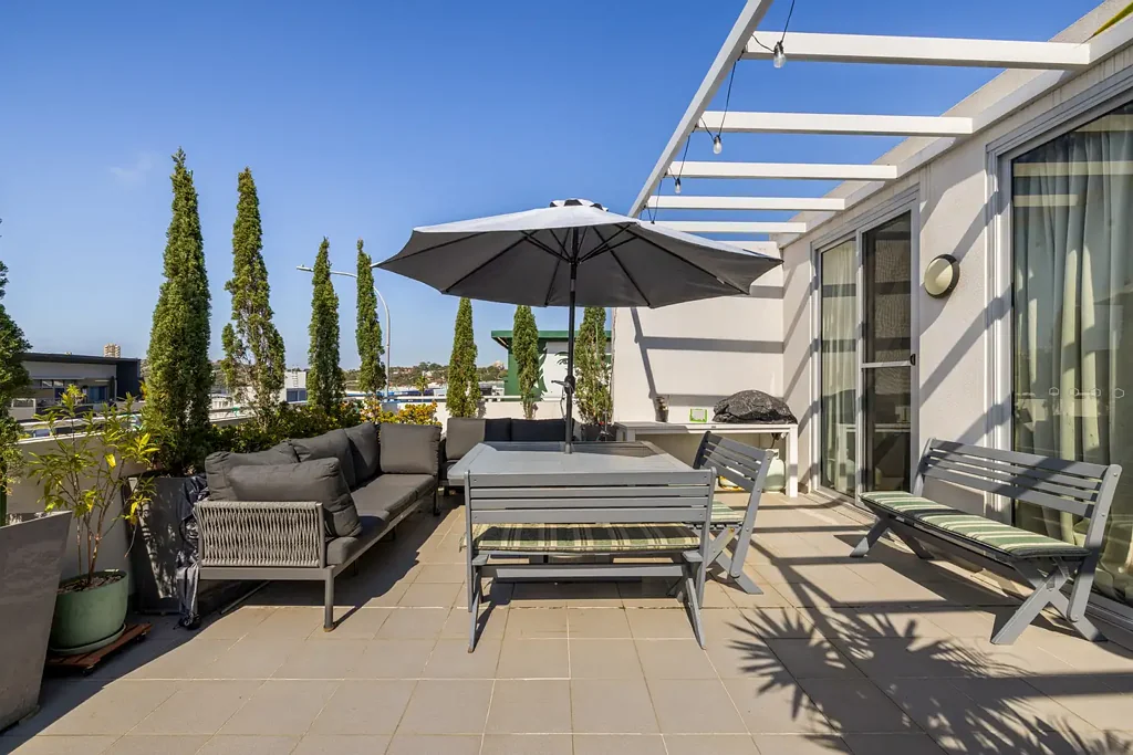 Manly Vale 2房 带超大娱乐露台，轻松实现室内外生活 Oversized Entertainer's Terrace with Effortless Indoor-Outdoor Living