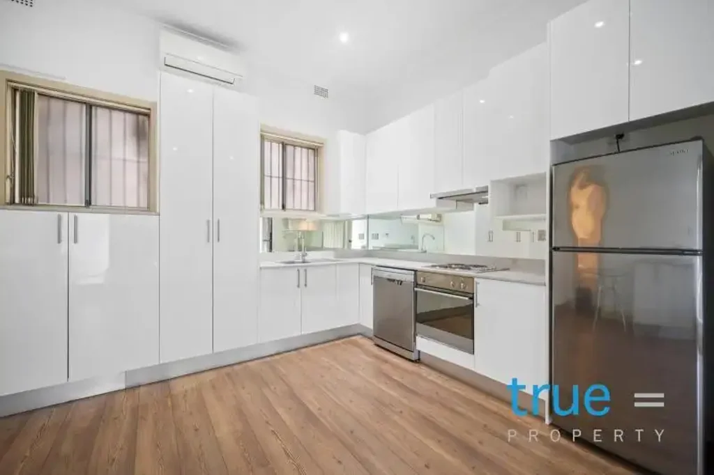 COMPLETELY RENOVATED STUDIO  IN CONVENIENT LOCATION