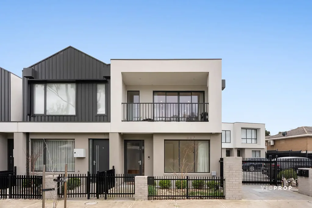 Stylish & Low-Maintenance Living with Leafy Views
