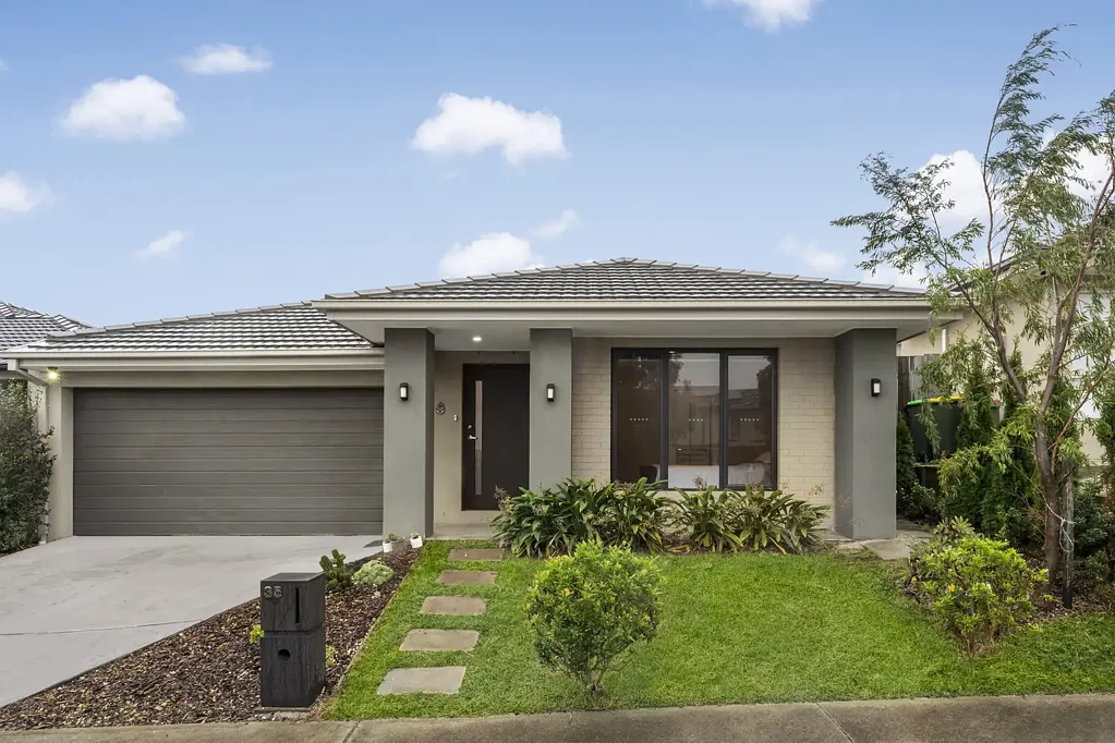 Donnybrook 4chambre Custom Family Living with a North-Facing Backyard in Award-Winning
Olivine Estate