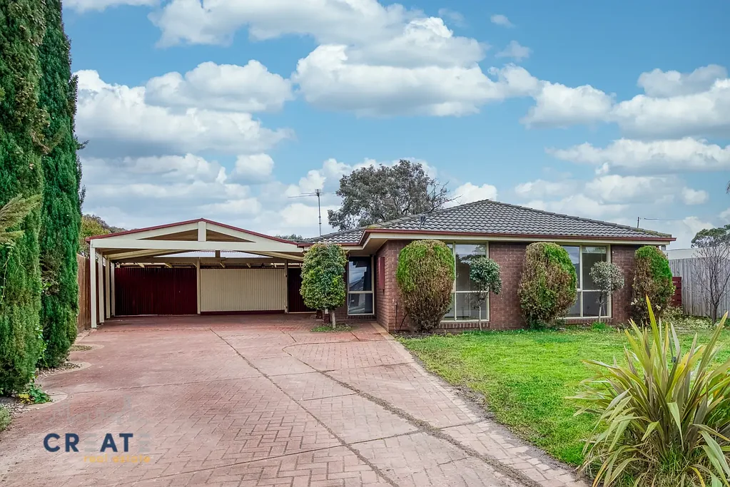 SPACIOUS FAMILY LIVING IN A QUIET COURT LOCATION!