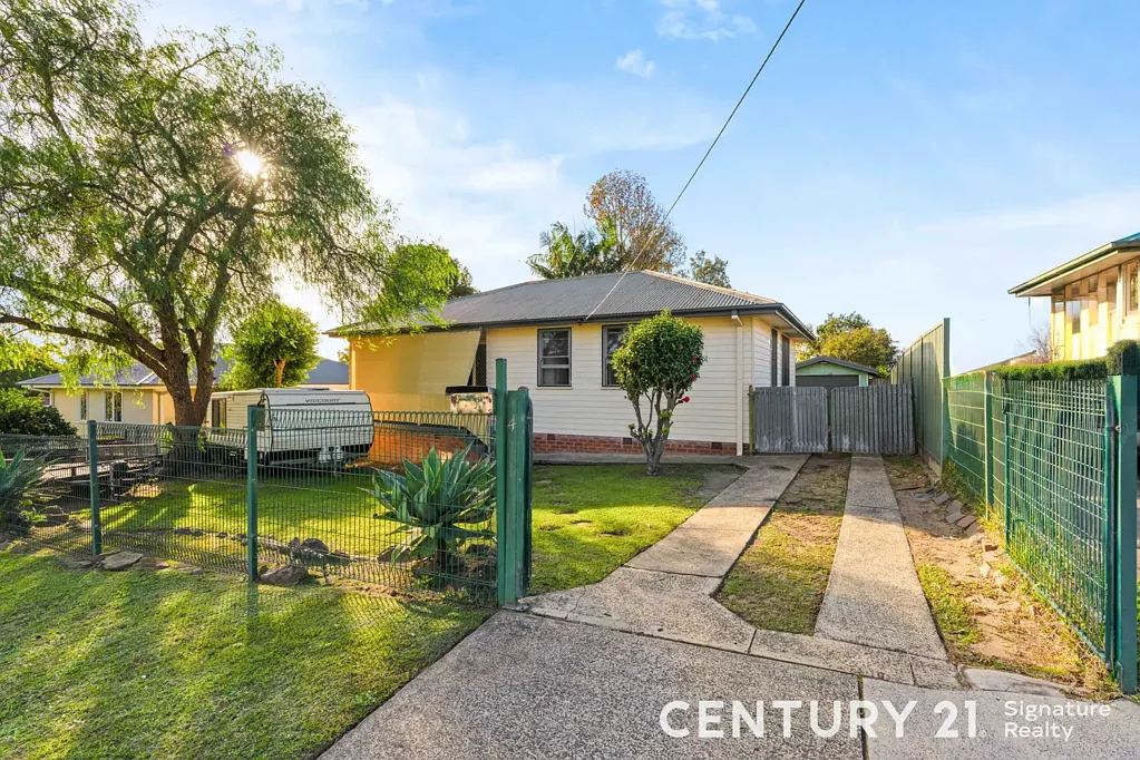 Bomaderry 3બેડરૂમ Charming 3-Bedroom Home with Character and Potential
