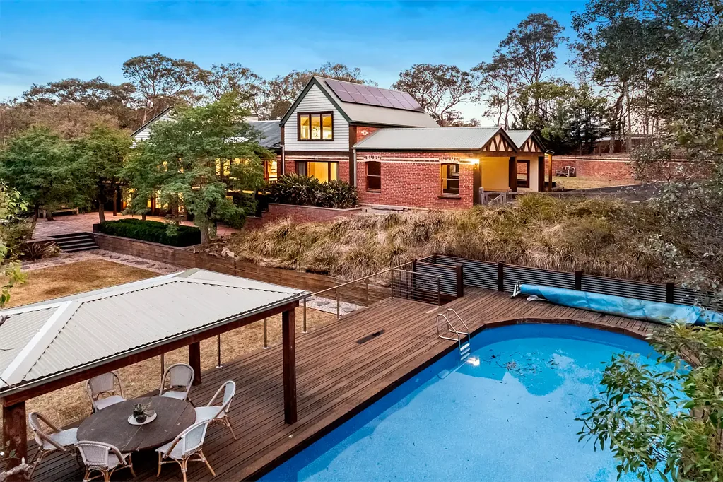 North Warrandyte 4房 宁静Warrandyte瑰宝 智能设计水景 超大草坪泳池 豪华个性卧舱 艺术装饰厨房 高效洗衣空间 温暖地板供暖 融合自然美 Architectural Brilliance Amongst Warrandyte's Treetops