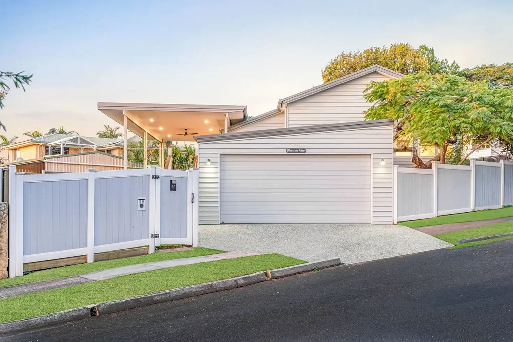 Labrador 4 Slaapkamer 'Mountain View' | A Landmark Home in One of Chirn Park's Tightly Held Pockets