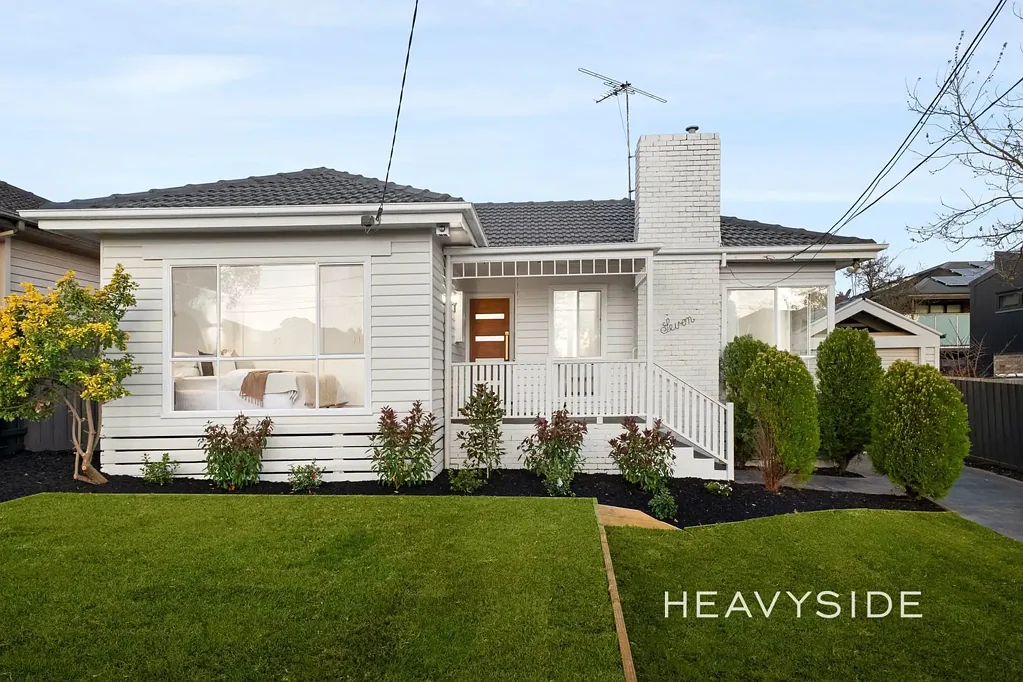 Blackburn South 5Phòng ngủ Generous Spaces and Modern Style for the Growing Family