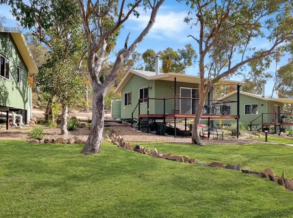 Glen Aplin 8कमरा A Rare Granite Belt Lifestyle – Luxury Homestead & Four Purpose-Built Cabins