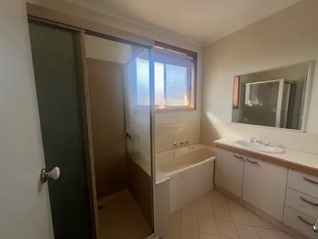 Lovely 2 Bedroom Villa Unit In the Heart of Kinsbury/Reservoir area