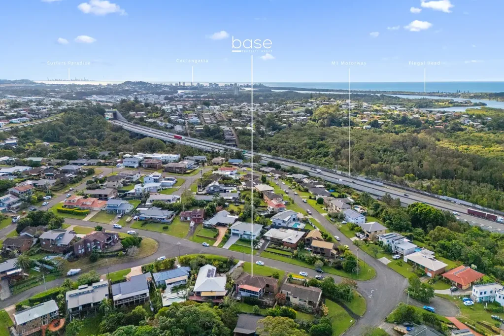 Banora Point 3 Slaapkamer Elevated Family Living with Spectacular Water Views