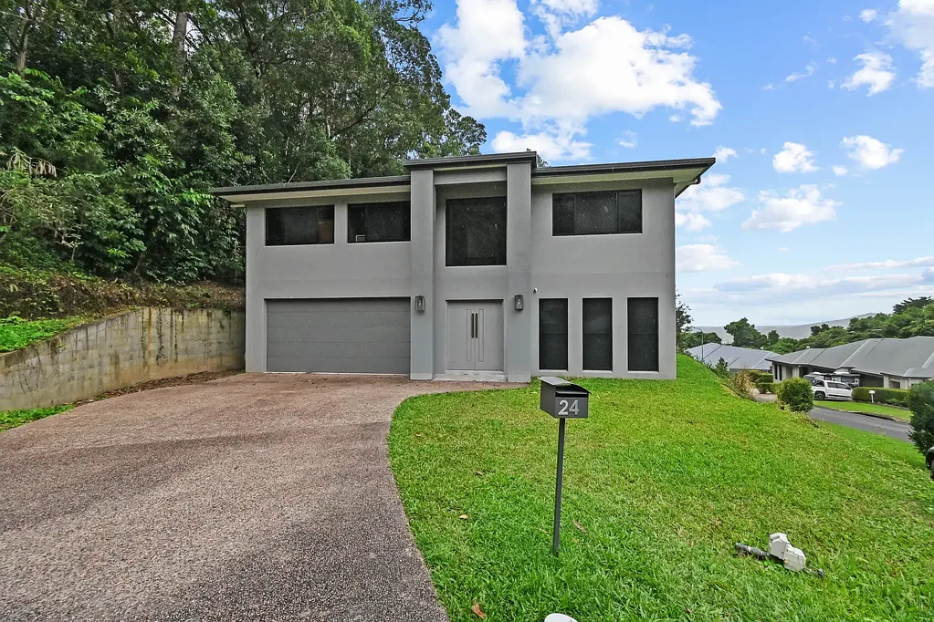 Spacious and Luxurious 5-Bedroom Rental House in Bentley Park