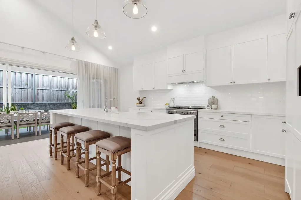 North Richmond 4 Slaapkamer Elevated Hamptons Living with Striking Raked Ceiling & Mountain Views