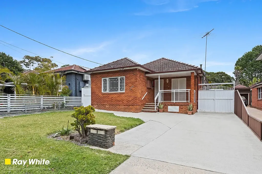 SPACIOUS BRICK HOME - PEACEFUL LOCATION