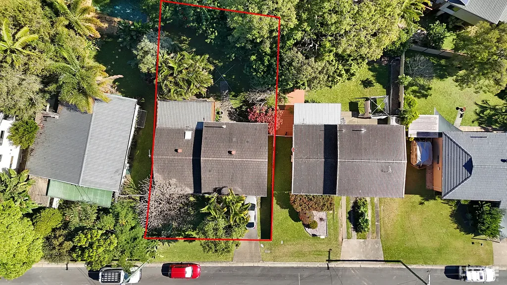 Southport 3房  SOLD PRIOR - AUCTION CANCELED - Prime Investment or Development Opportunity
