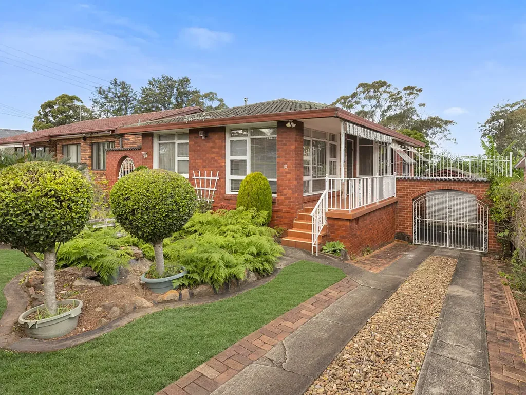 Wentworthville 3房 Darcy Road学区房 三卧采光佳 高地位置优 停车作坊全 步行享便利 QUIET LIVING IN QUALITY LOCATION