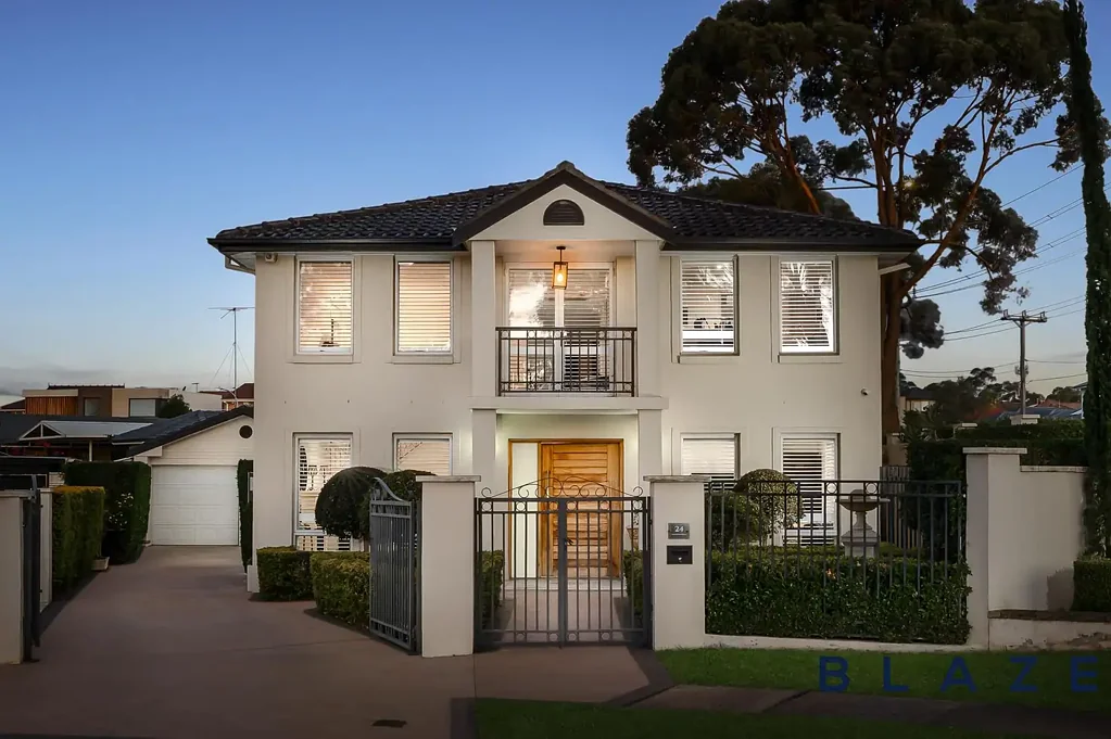 Wetherill Park 4房 优越地理位置 4卧2卫 2车位 主卧带套间 现代厨房 多功能空间 游泳池 阳台 便捷生活 Double-Storey Living in a Prime Location!