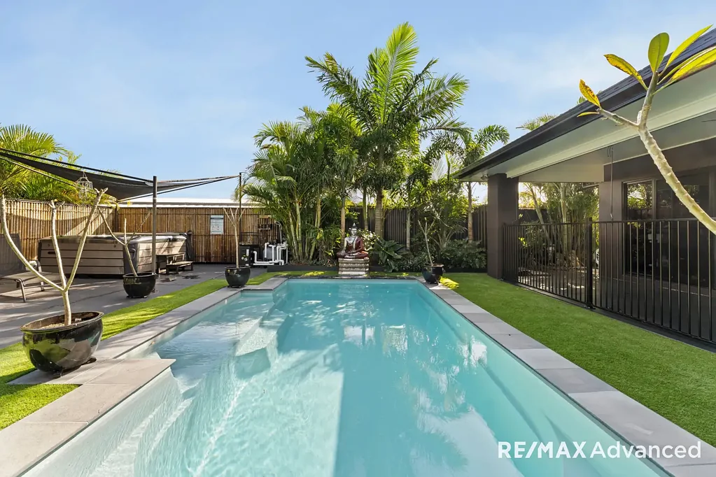 Banksia Beach 5ਬੈੱਡਰੂਮ Dual Living Opportunity in Exclusive Pacific Harbour Estate